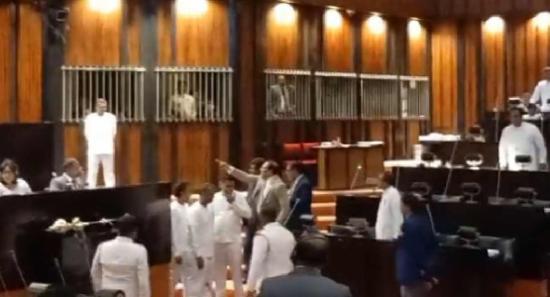 විපක්ෂයෙන් පාර්ලිමේන්තු රැස්වීමට බාධා...